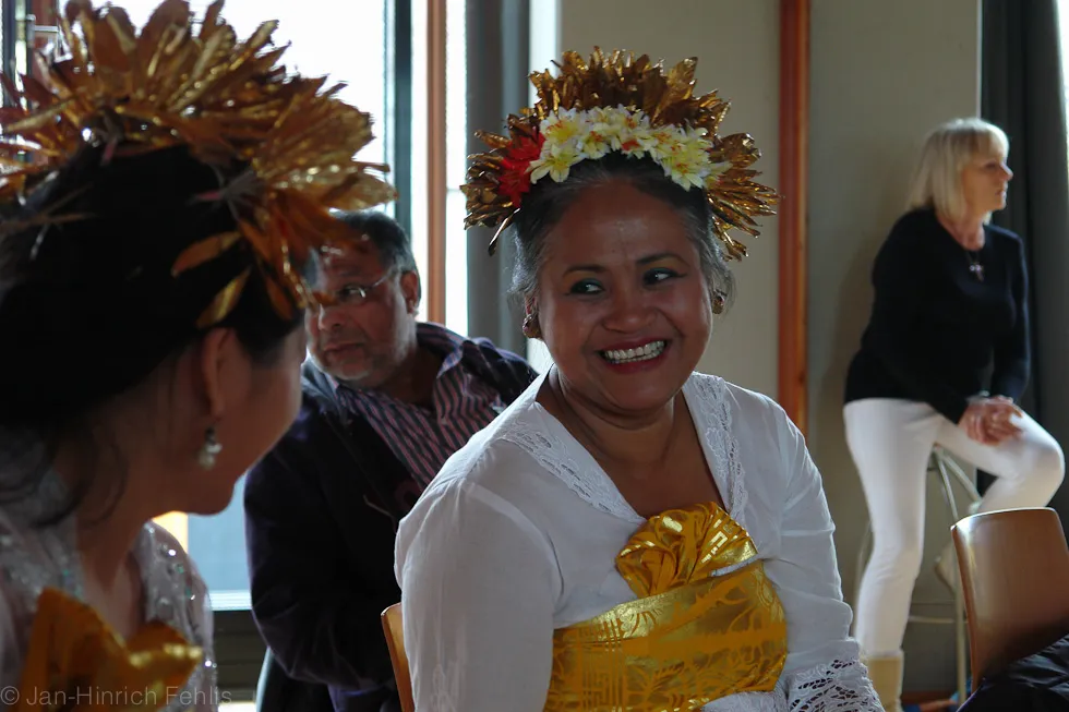 Aryani Willems mit goldenem Blumenschmuck im Haar