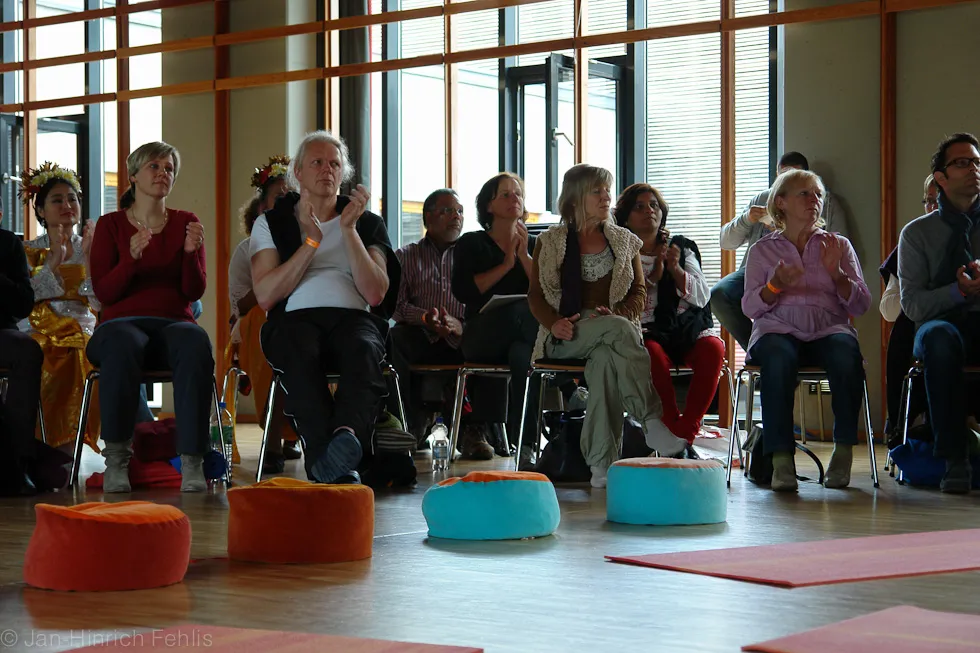 Publikum applaudiert im großen Saal
