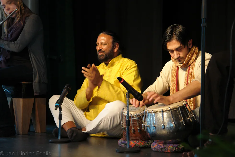 Satish Joshi Kumar singt, begleitet von Tabla