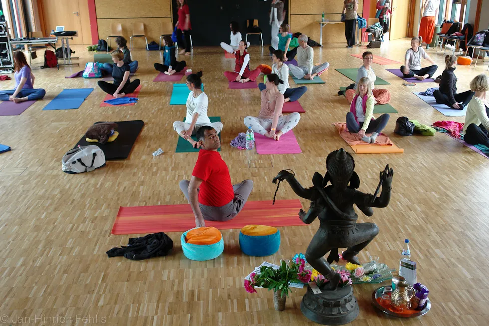Blick über die Yogamatten im großen Saal