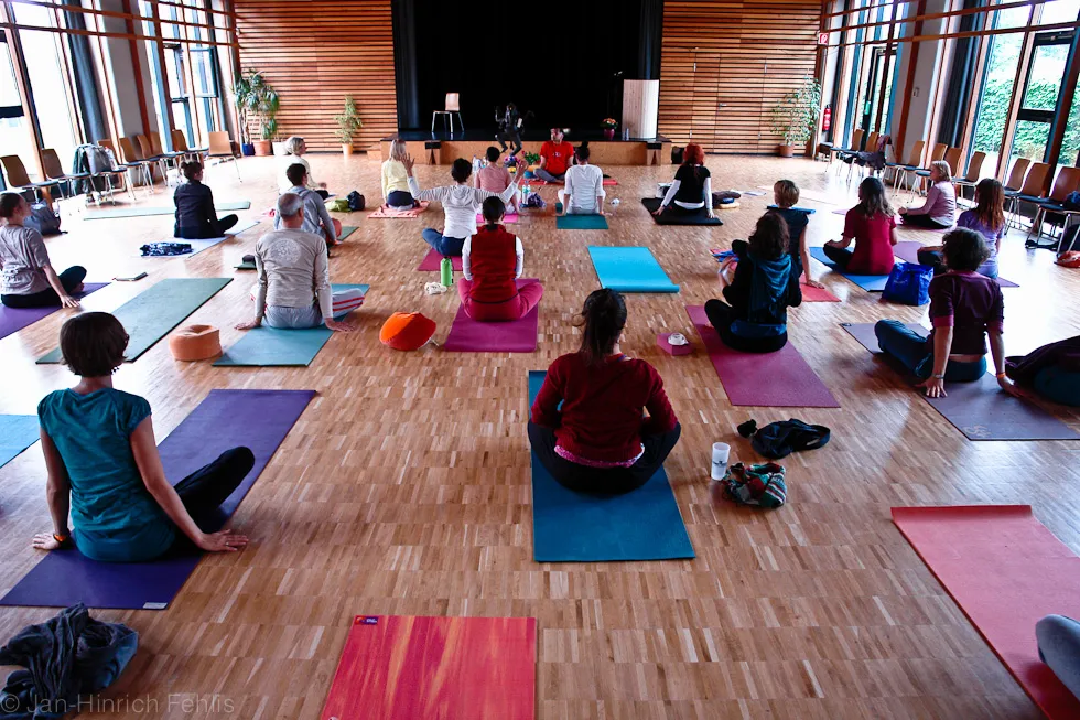 Yogaklasse im vollen Saal