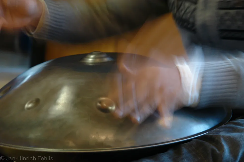 Hände auf einer Handpan, Nahaufnahme