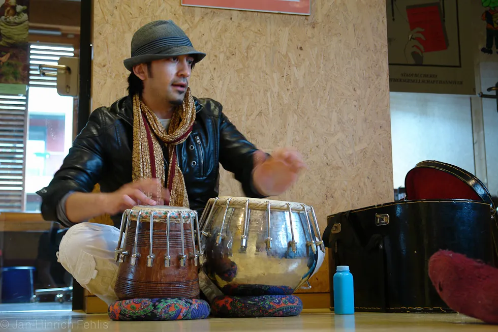 Tabla-Spieler mit Hut beim Konzert
