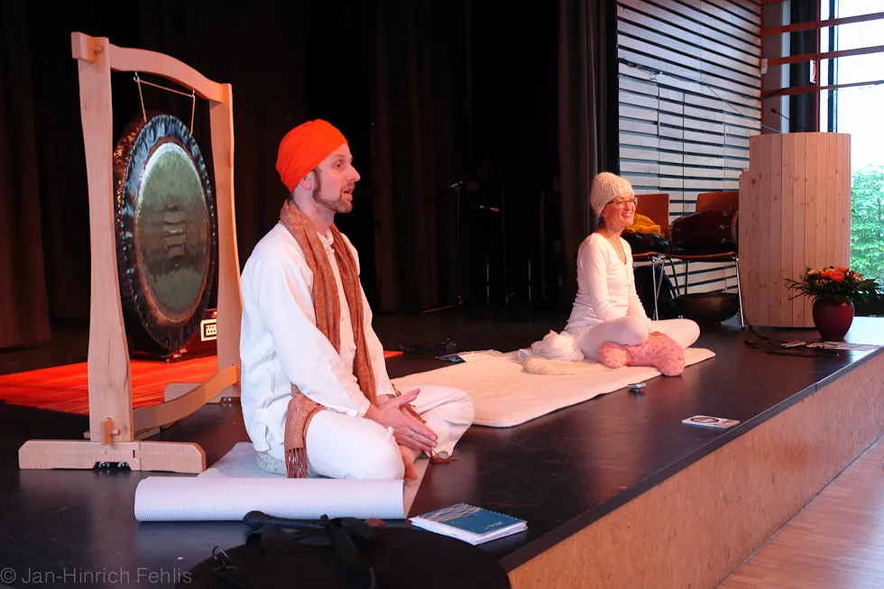 Gerard Jap Nirantar bei der Gong-Meditation auf der Bühne