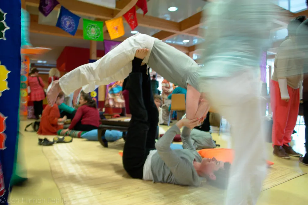 Acro-Yoga-Partnerübung im großen Saal